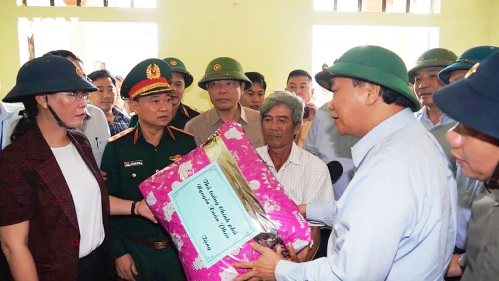 Thủ tướng về thăm, động viên và tặng quà người dân bị thiên tai ở Quảng Nam, Quảng Ngãi